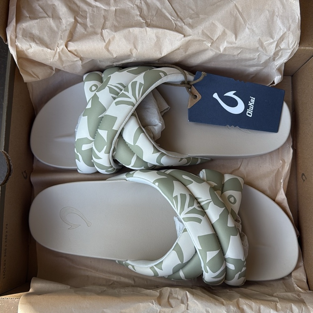 OluKai Hila Puffy Slides